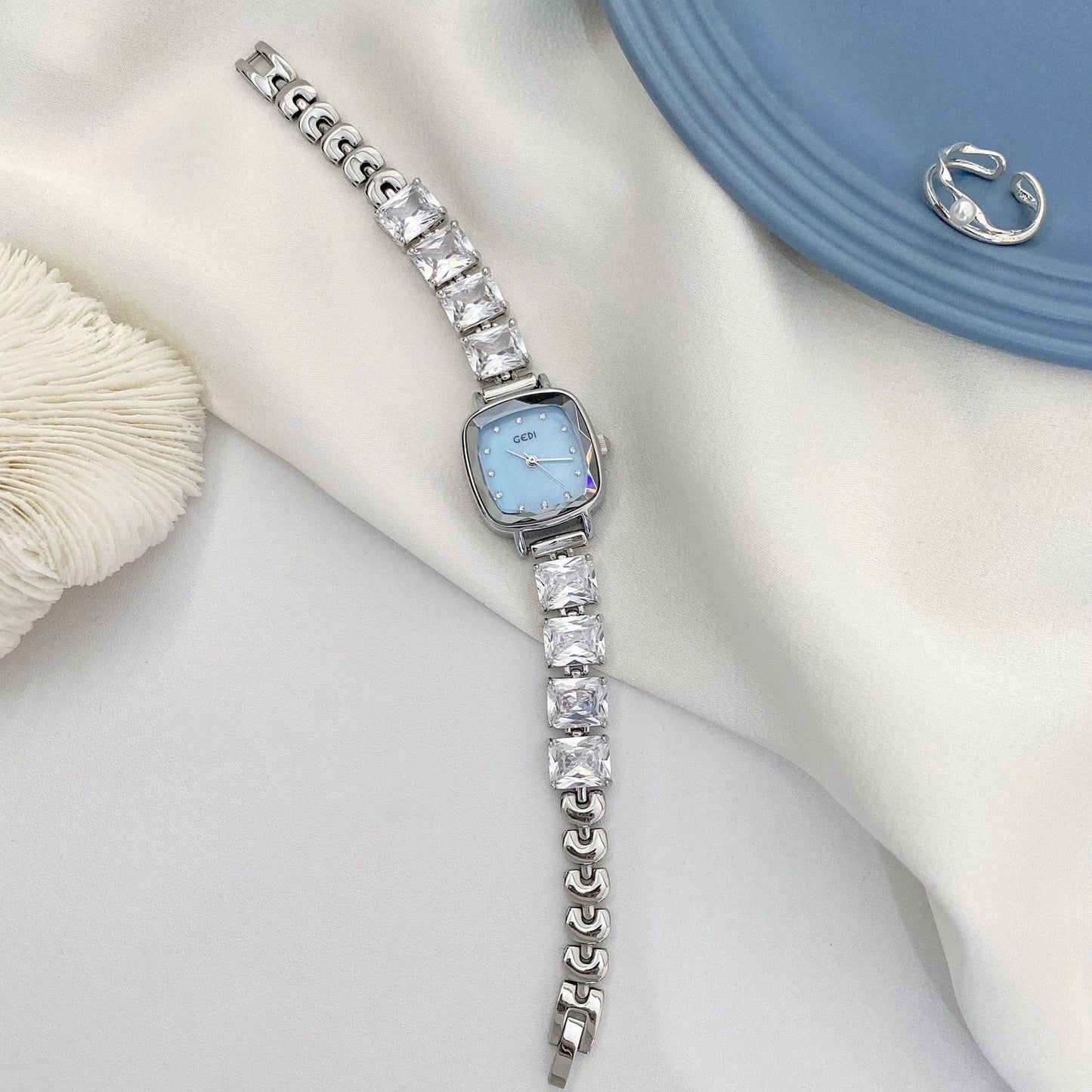 Minimalist style crystal round dial bracelet women's watch