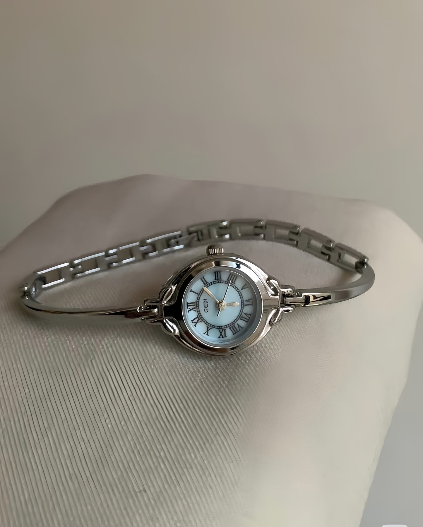 Vintage Style Gold/Silver-Blue Round Face Bracelet Watch