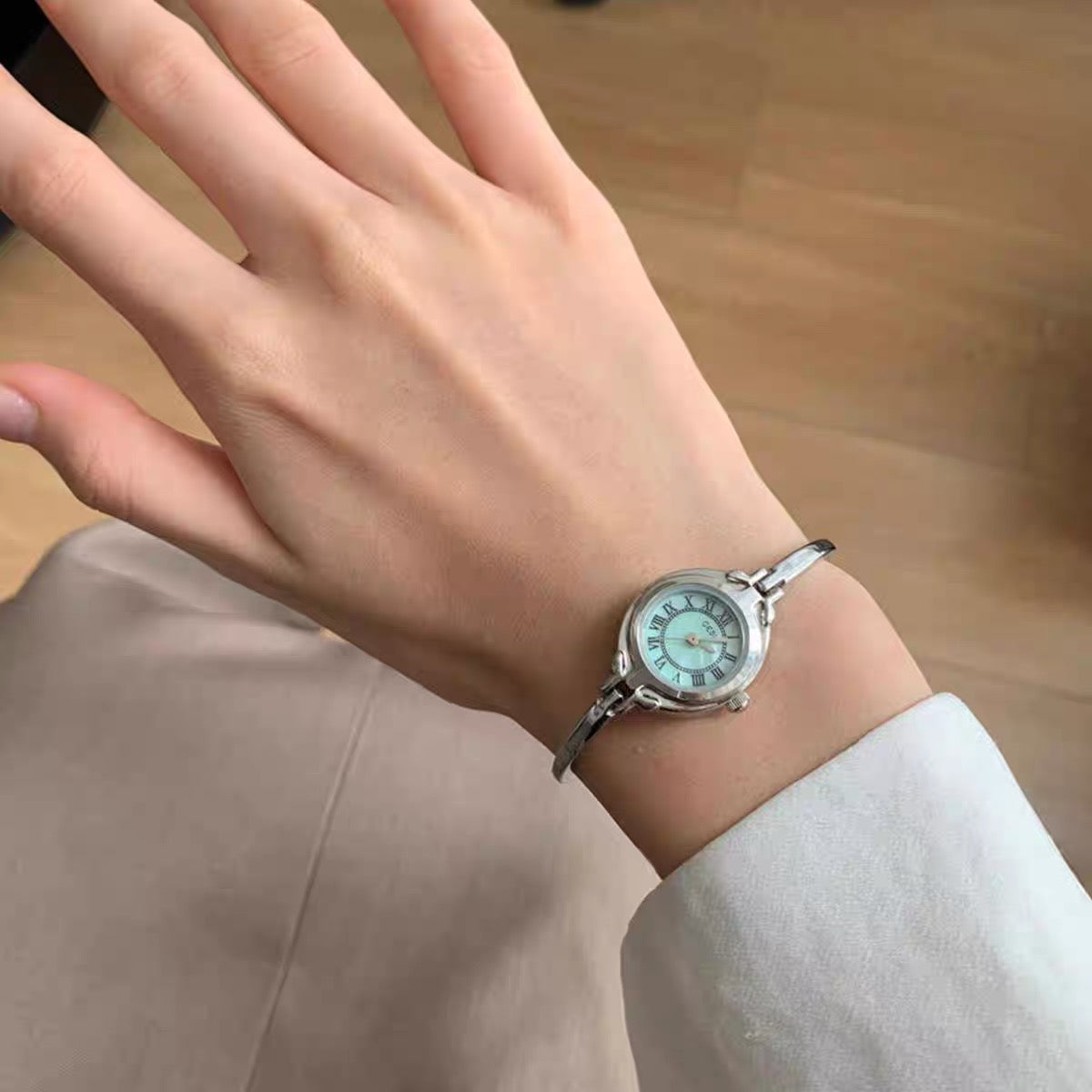 Vintage Style Gold/Silver-Blue Round Face Bracelet Watch