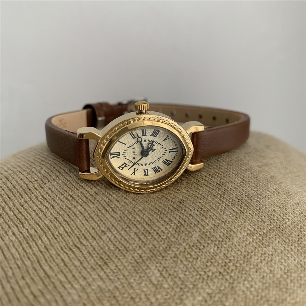 Vintage Brown Bucket-Shaped Leather Watch
