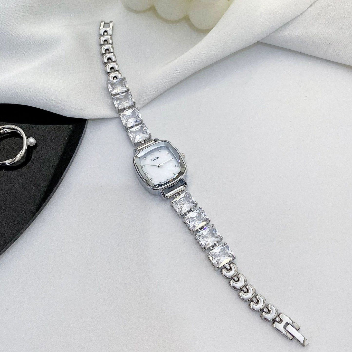 Minimalist style crystal round dial bracelet women's watch