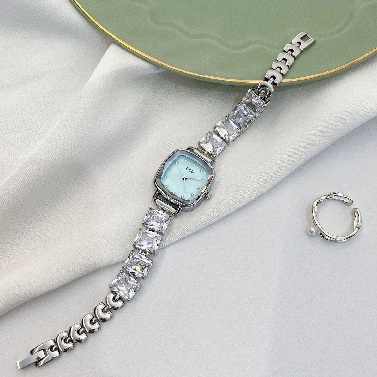 Minimalist style crystal round dial bracelet women's watch