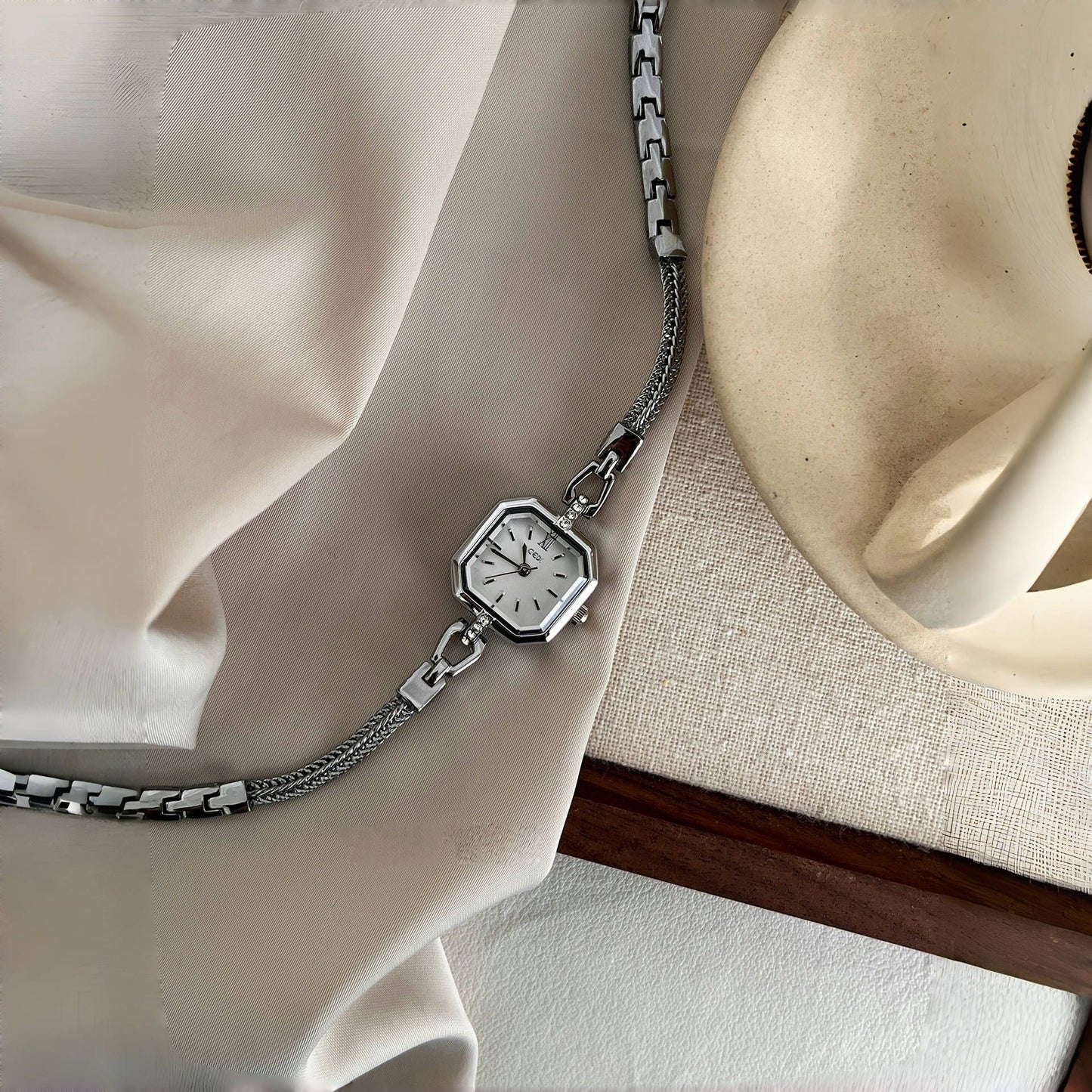 Chic Round Small Face Silver/Gold Thin Bracelet Watch