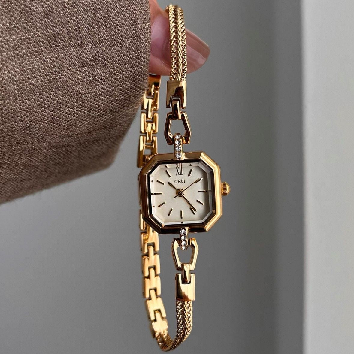 Chic Round Small Face Silver/Gold Thin Bracelet Watch